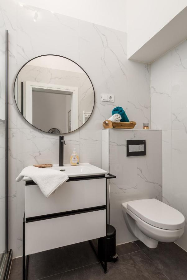 Rhea Apartment *