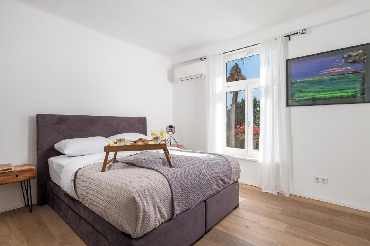 Rhea Apartment